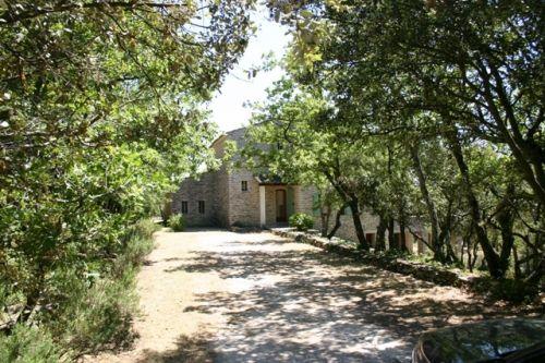 Maison à Gordes, propriété au calme sans être isolée, superbe vue