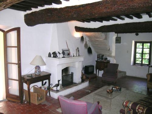 Gordes, Maison en coeur de village avec terrasse.