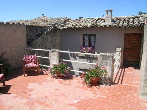 Gordes, Maison en coeur de village avec terrasse.