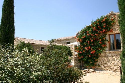 Gordes, maison de village en U avec jardin de 1963 m²