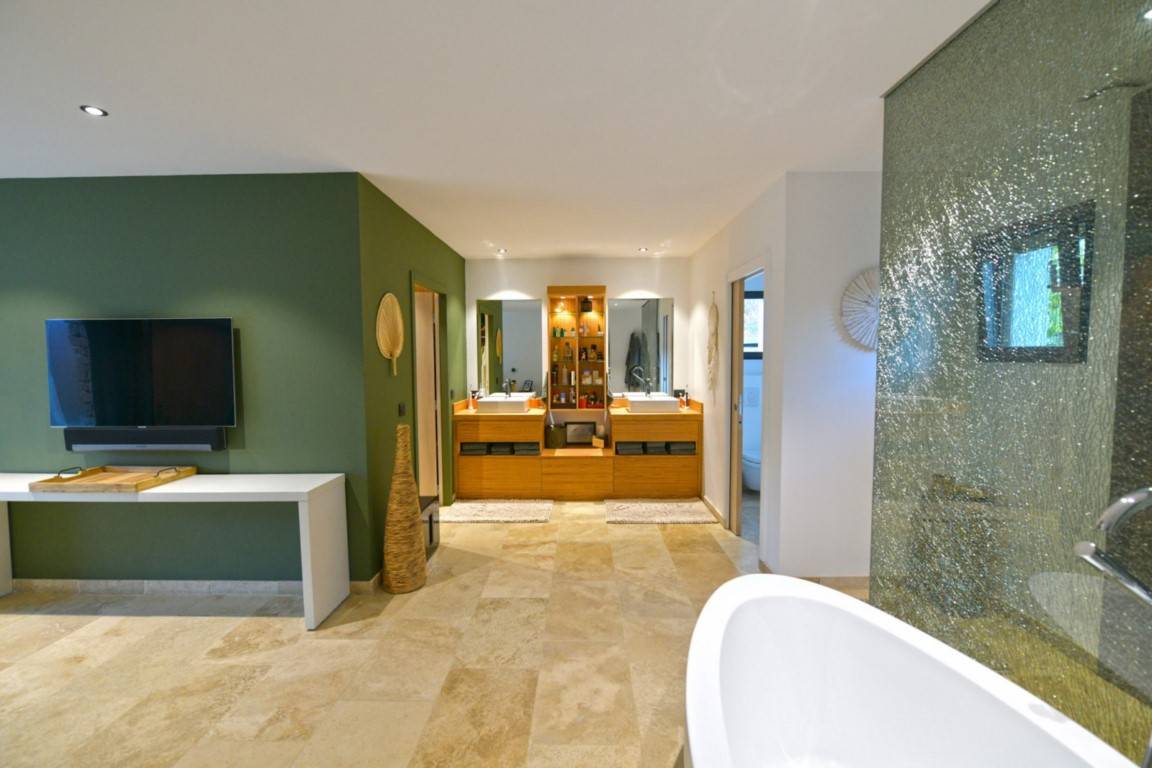 rare maison contemporaine au pied du Luberon   