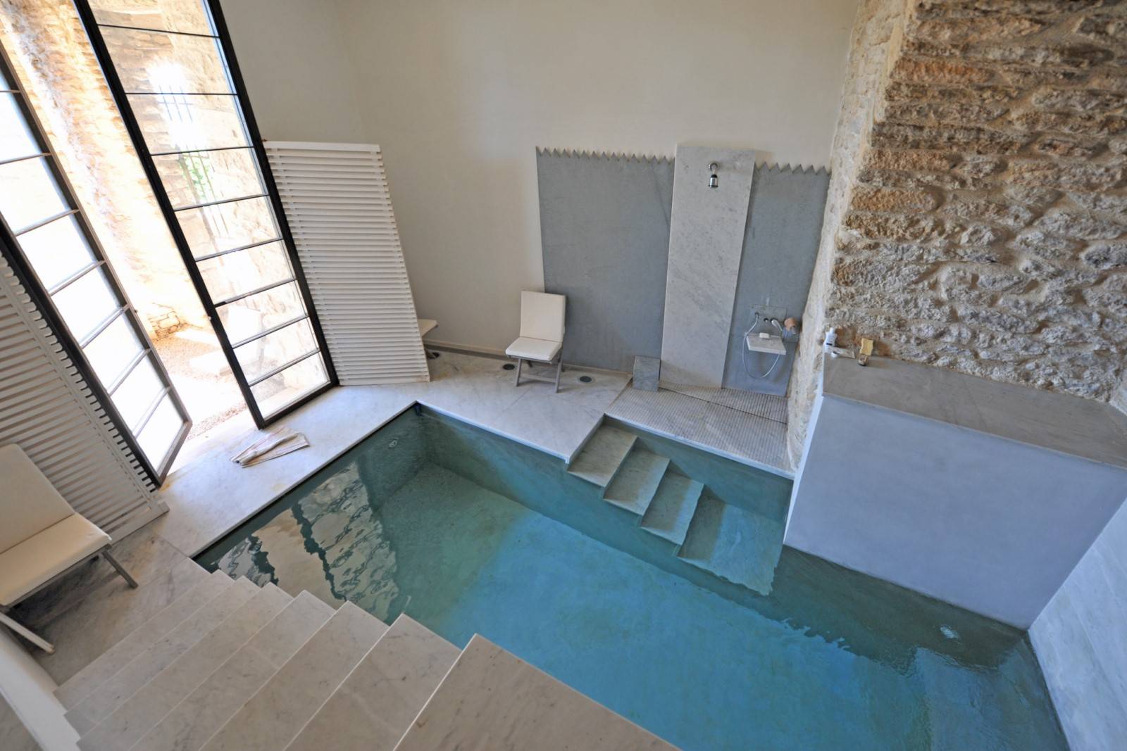 Piscine intérieure dans maison d'architecte en Provence
