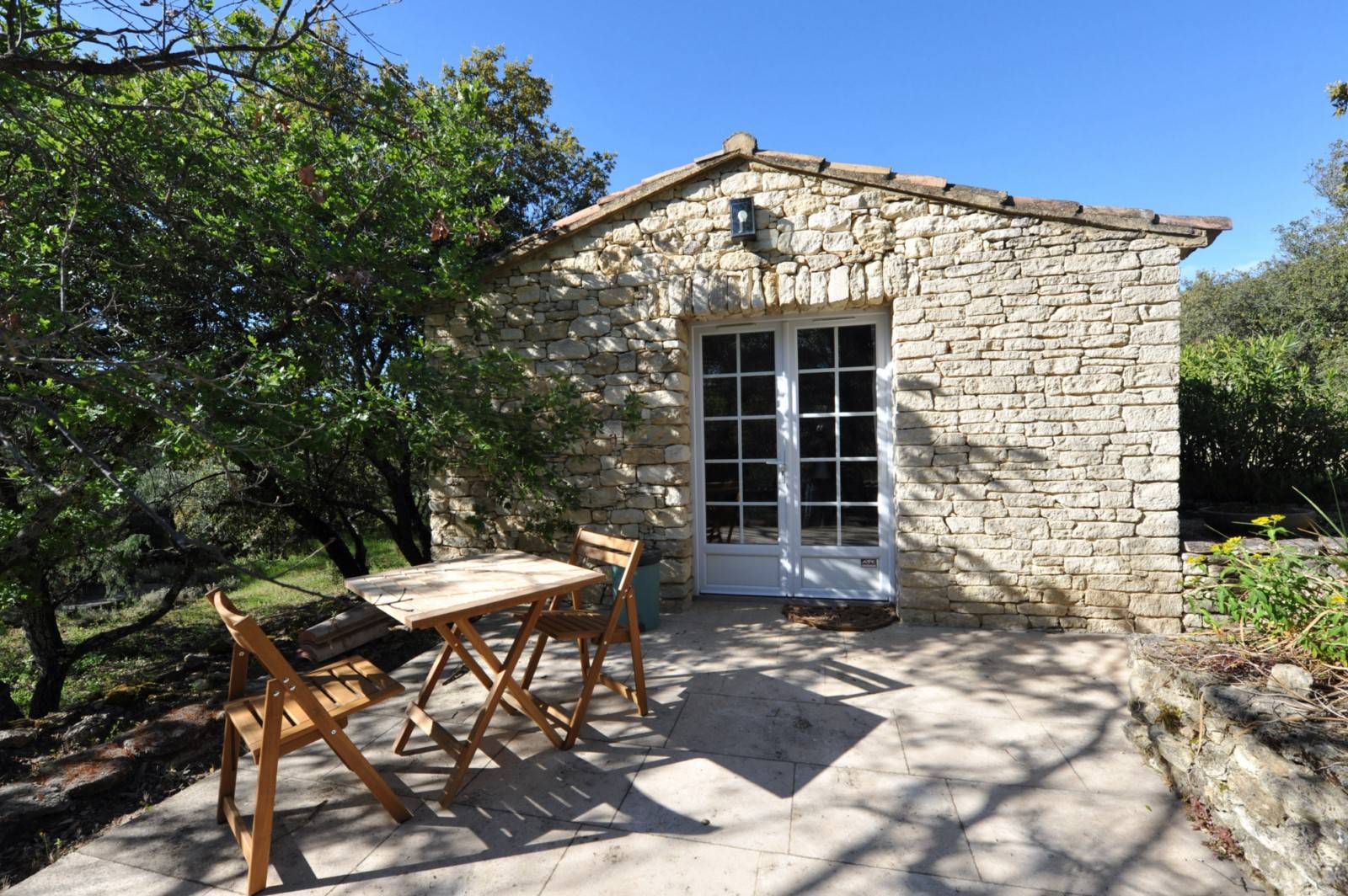 Gordes : Belle maison en pierres sur grand terrain   