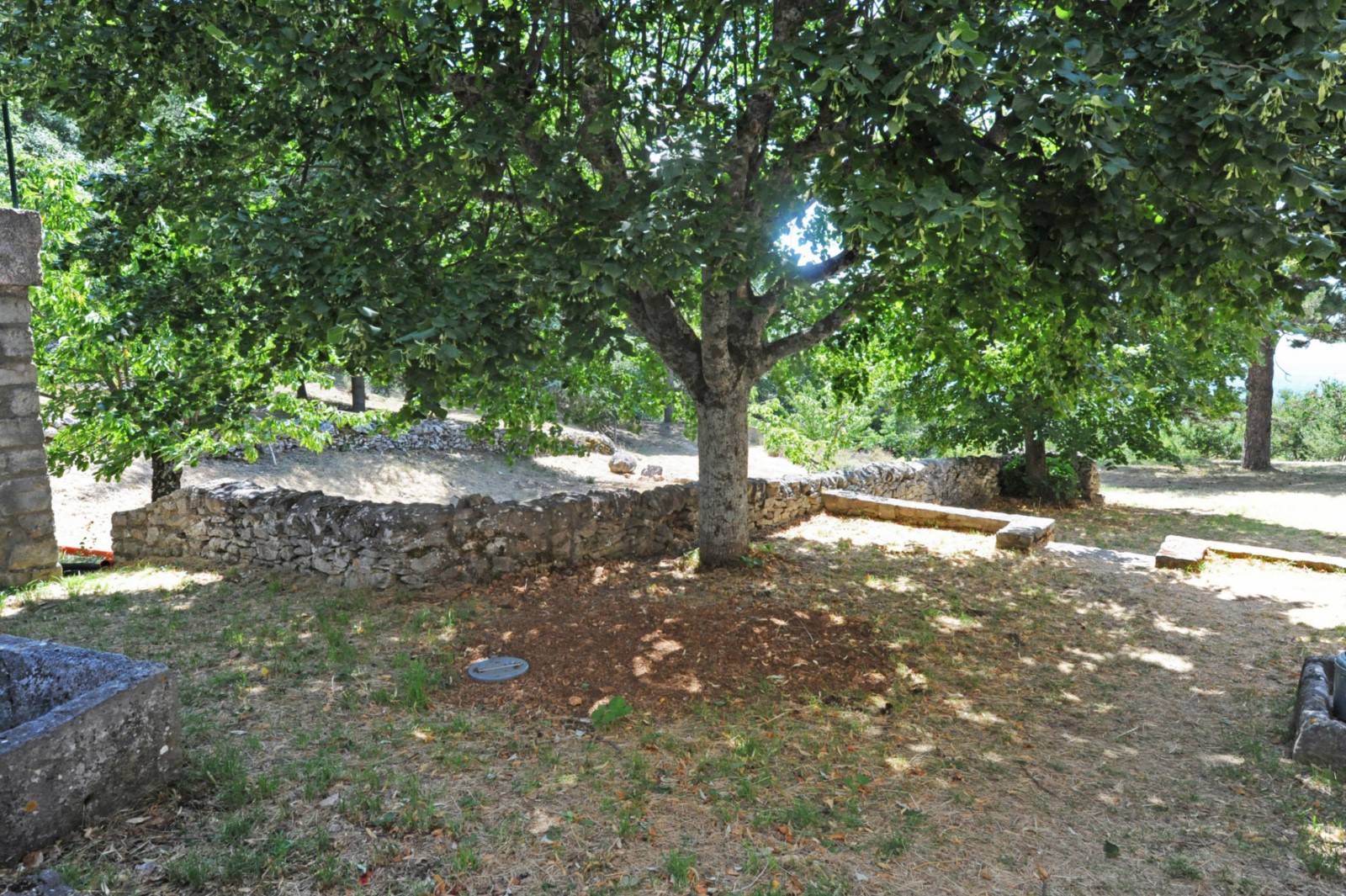 bergerie avec piscine et tennis sur 70 hectares   