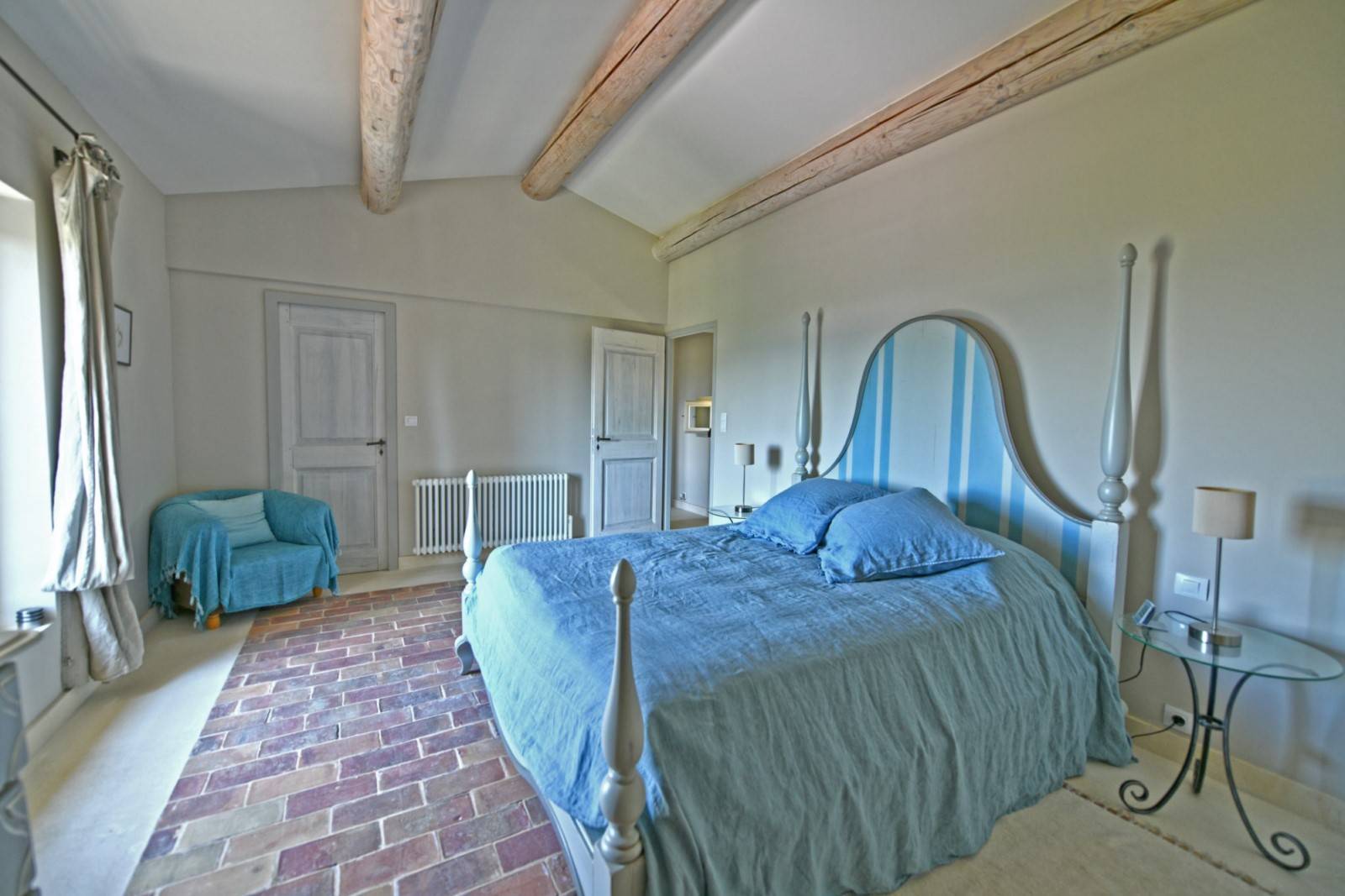 Gordes : Maison en pierres avec piscine en bordure de village   