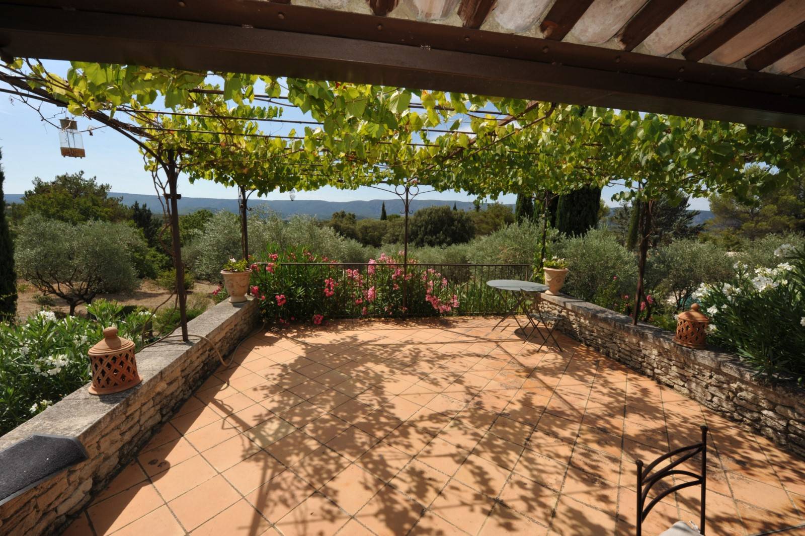 Gordes, maison en pierres avec vue superbe   