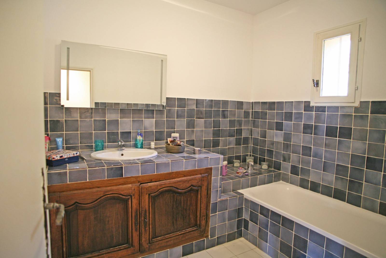 Exclusivité à Rustrel : maison à deux pas du village avec vue dominante et piscine   