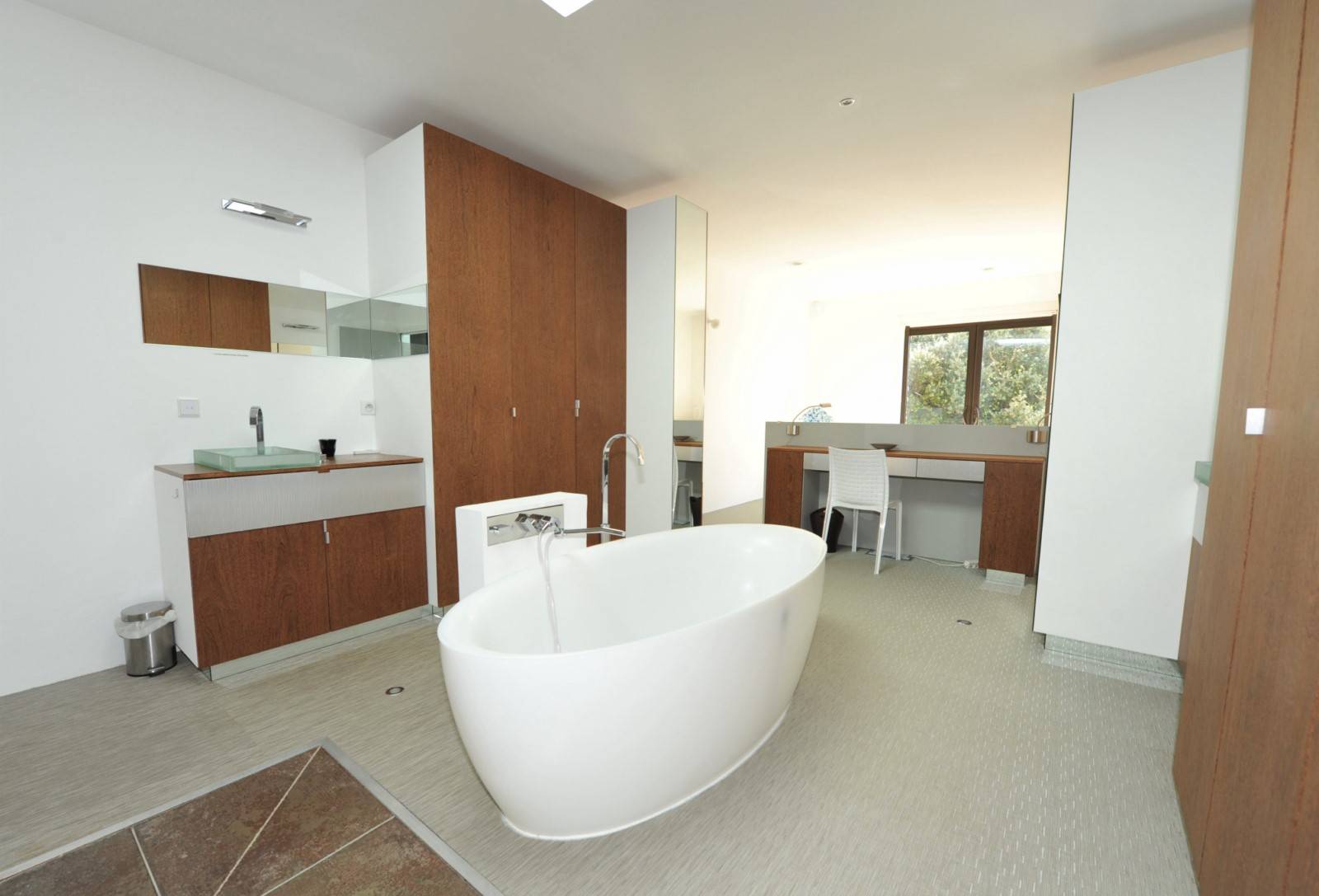 Gordes, maison contemporaine en pierres   