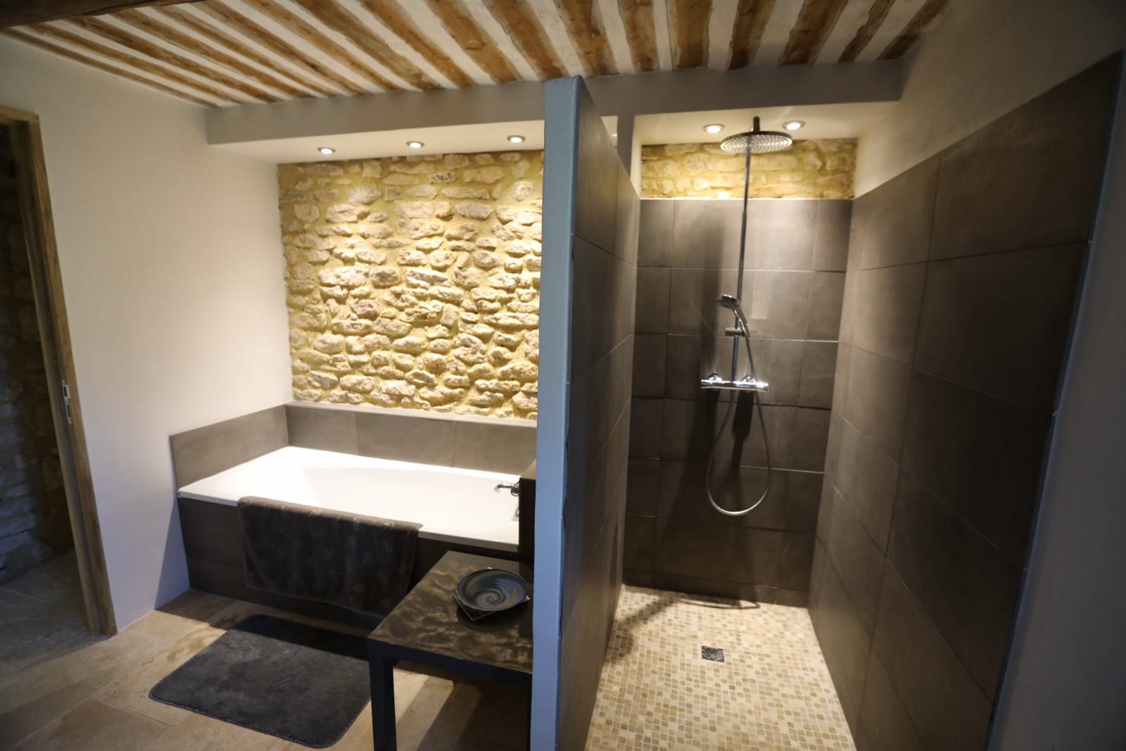 Maison de charme dans un Hameau de Gordes, rénovée avec piscine et vue   
