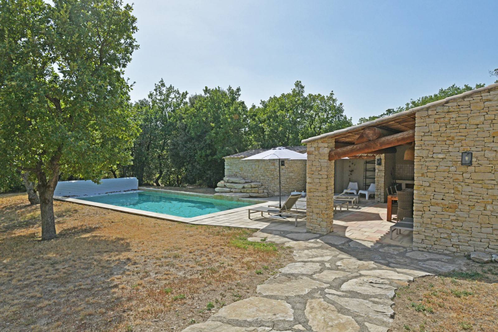 Proche de Gordes, maison d'architecte dans un quartier résidentiel et sécurisé.   