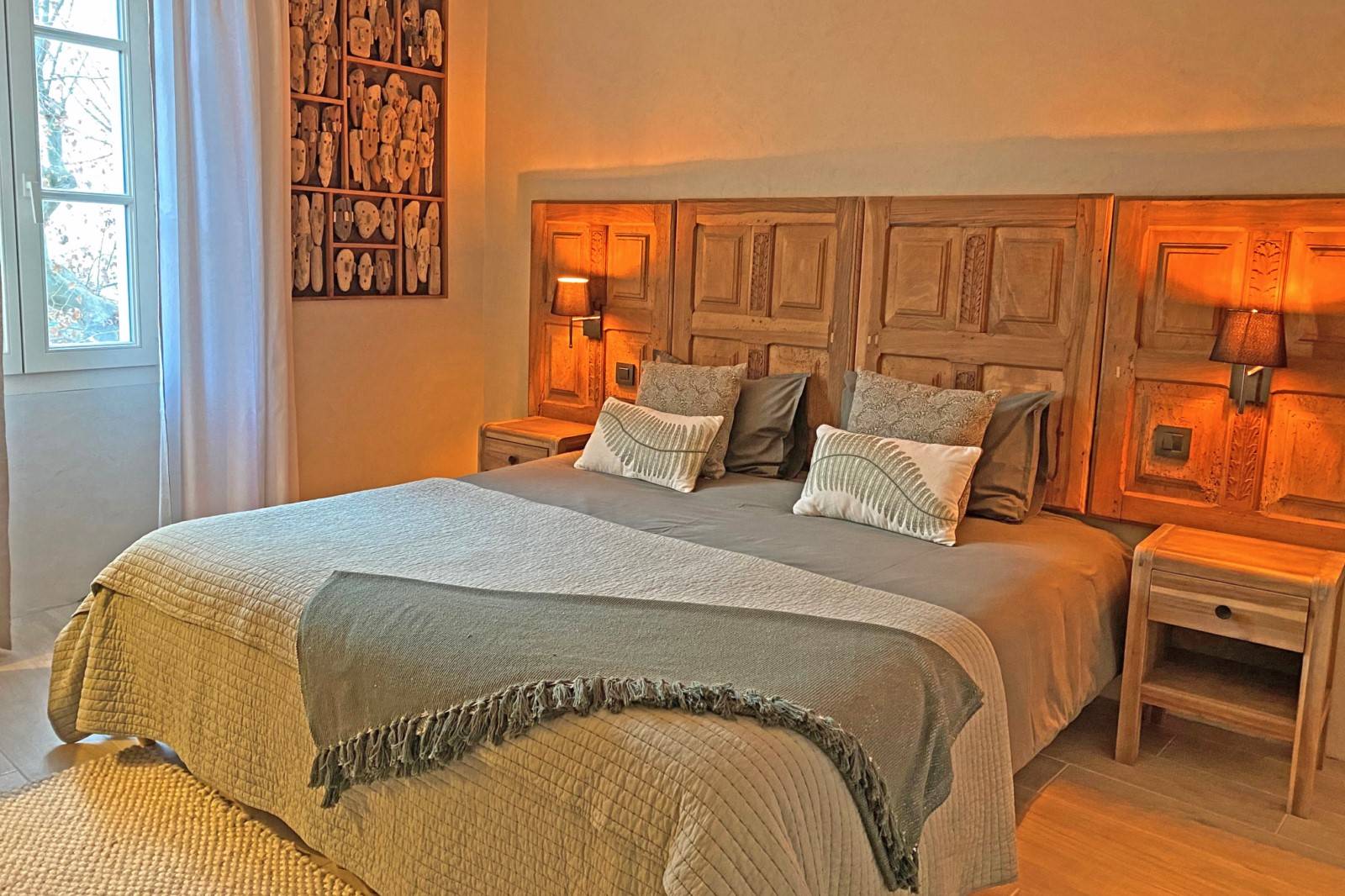 Joucas : Maison de village avec jardin, garage et dépendances   