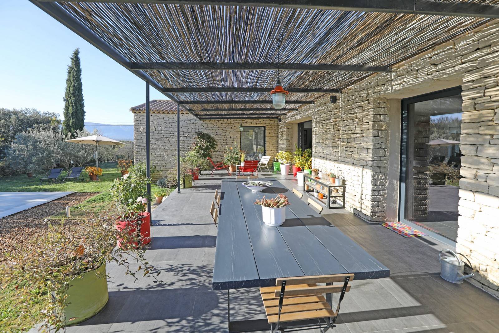 à Gordes, maison contemporaine en pierres face au Luberon    