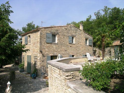 Maison en pierres à Goult avec vue sur le Luberon