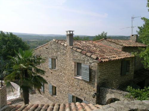 Maison en pierres à Goult avec vue sur le Luberon