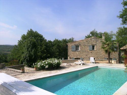 Maison en pierres à Goult avec vue sur le Luberon