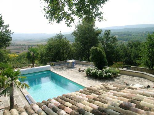 Maison en pierres à Goult avec vue sur le Luberon