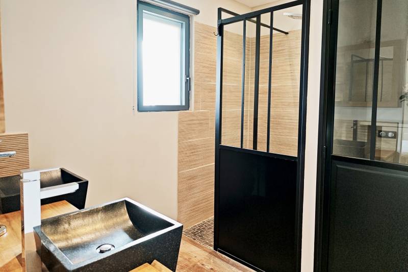 A la vente à Gordes, maison de plain-pied en pierre avec piscine et garage dans quartier résidentiel calme.
