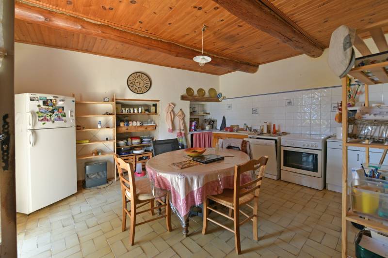 Authentique mas en pierre à rénover, entre Gordes, Cabrières-d’Avignon et Ménerbes, face au Luberon, sur plus de 2,3 ha avec vues exceptionnelles.