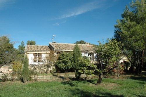 Proche Gordes, villa sur 2100 m² avec murs en pierre