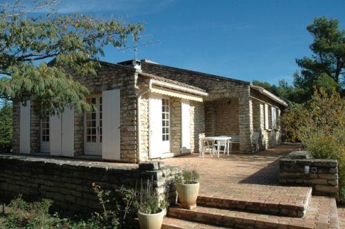 Proche Gordes, villa sur 2100 m² avec murs en pierre