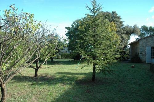 Proche Gordes, villa sur 2100 m² avec murs en pierre