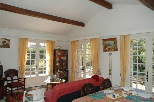 Proche Gordes, villa sur 2100 m² avec murs en pierre