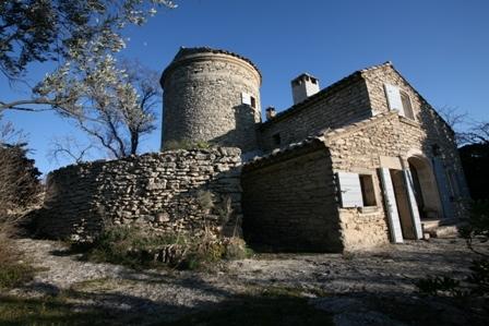 Moulin aggrandi à Gordes, en bordure de village