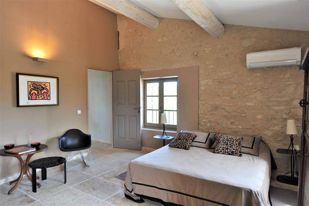 A vendre à Gordes, superbe Mas en pierres, entièrement rénové avec piscine et vues sur le Luberon.