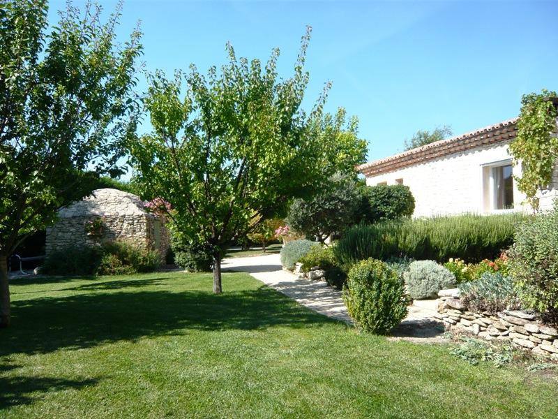 Maison proche Gordes avec piscine et jardin paysagé