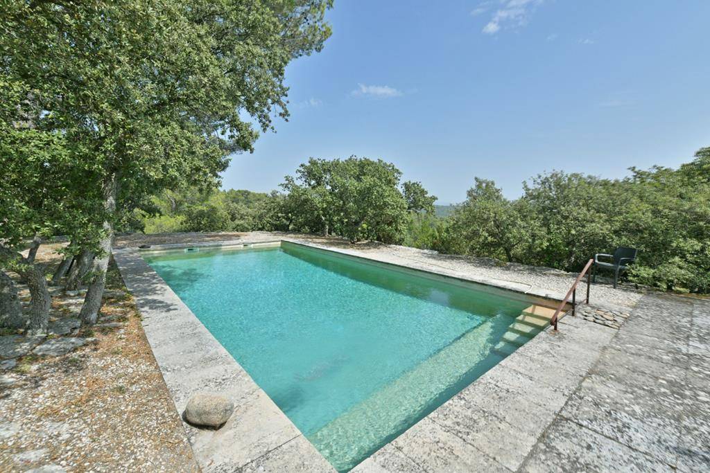 Bergerie aménagée, piscine et nombreuses dépendances sur 3 hectares de garrigue   