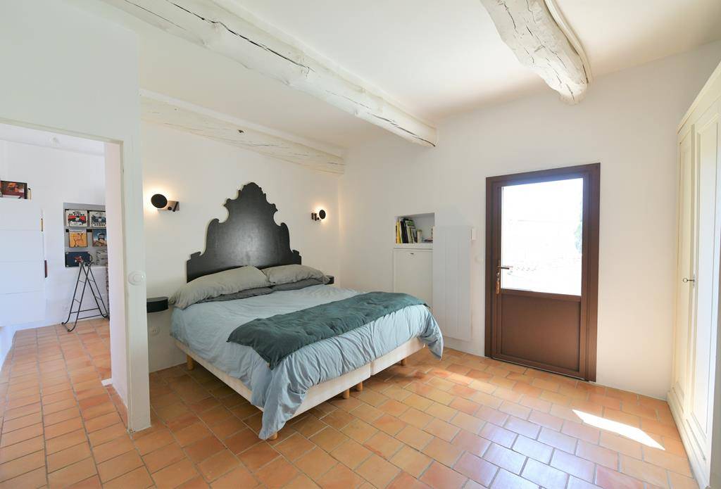 Maison de village avec cour et bassin au cœur de Cabrières-d'Avignon   