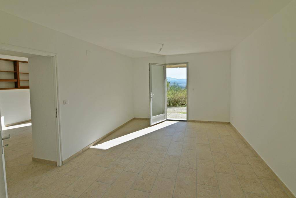GORDES – maison en pierres en position dominante à 2 pas du village.   