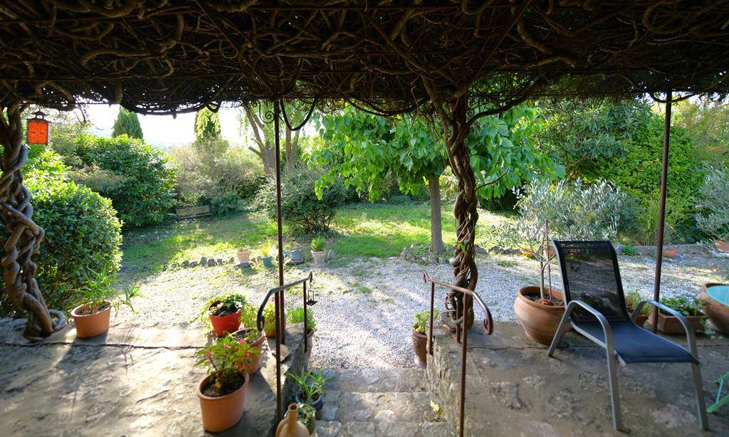 Gordes. Maison en pierres proche village   