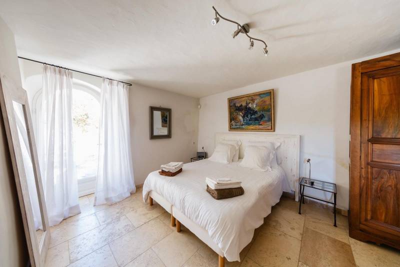 Vente dans le Luberon, élégante propriété en pierres avec vues sur Bonnieux et Lacoste, récemment restaurée et de nombreuses prestations.