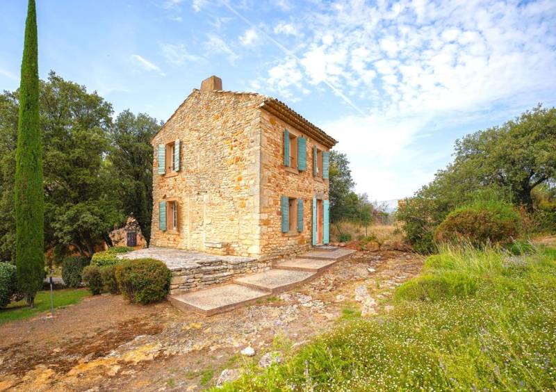 Gordes, belle propriété en pierres avec dépendance, piscine et terrasses, offrant des vues panoramiques sur le Luberon.