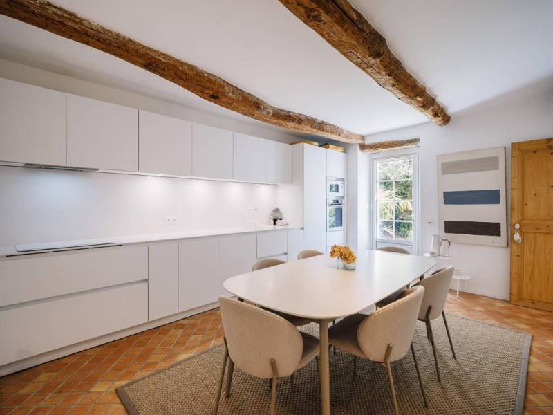 Maison du XIXᵉ siècle restaurée en plein cœur d'un hameau de Gordes offrant charme et confort moderne.