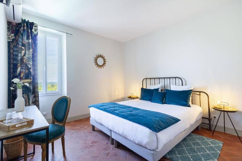 Maison de caractère de près de 320 m² avec cour intérieure, piscine et appartement indépendant de près de 135 m2 à Lagnes.