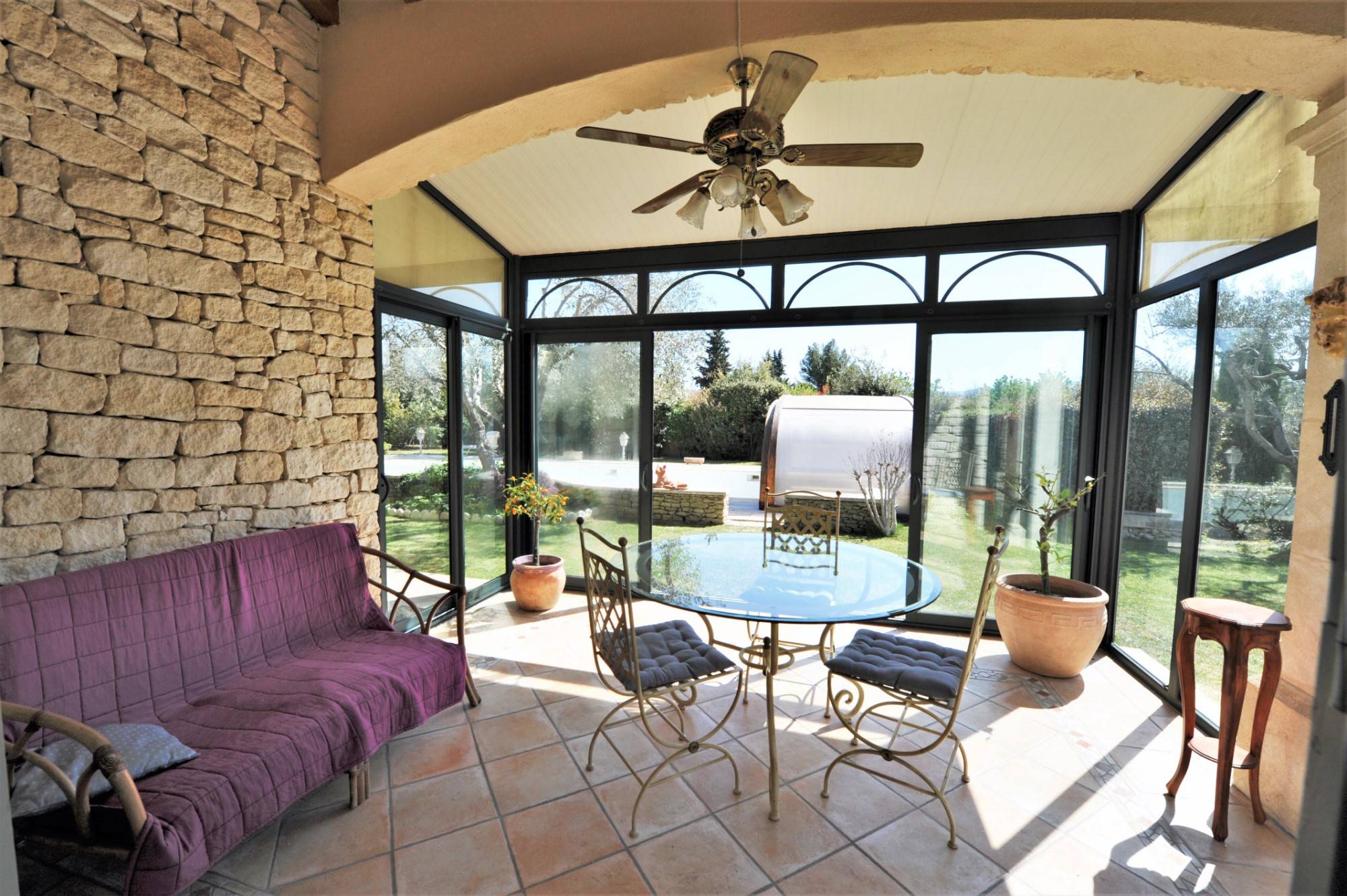 Gordes, villa en pierres avec piscine    