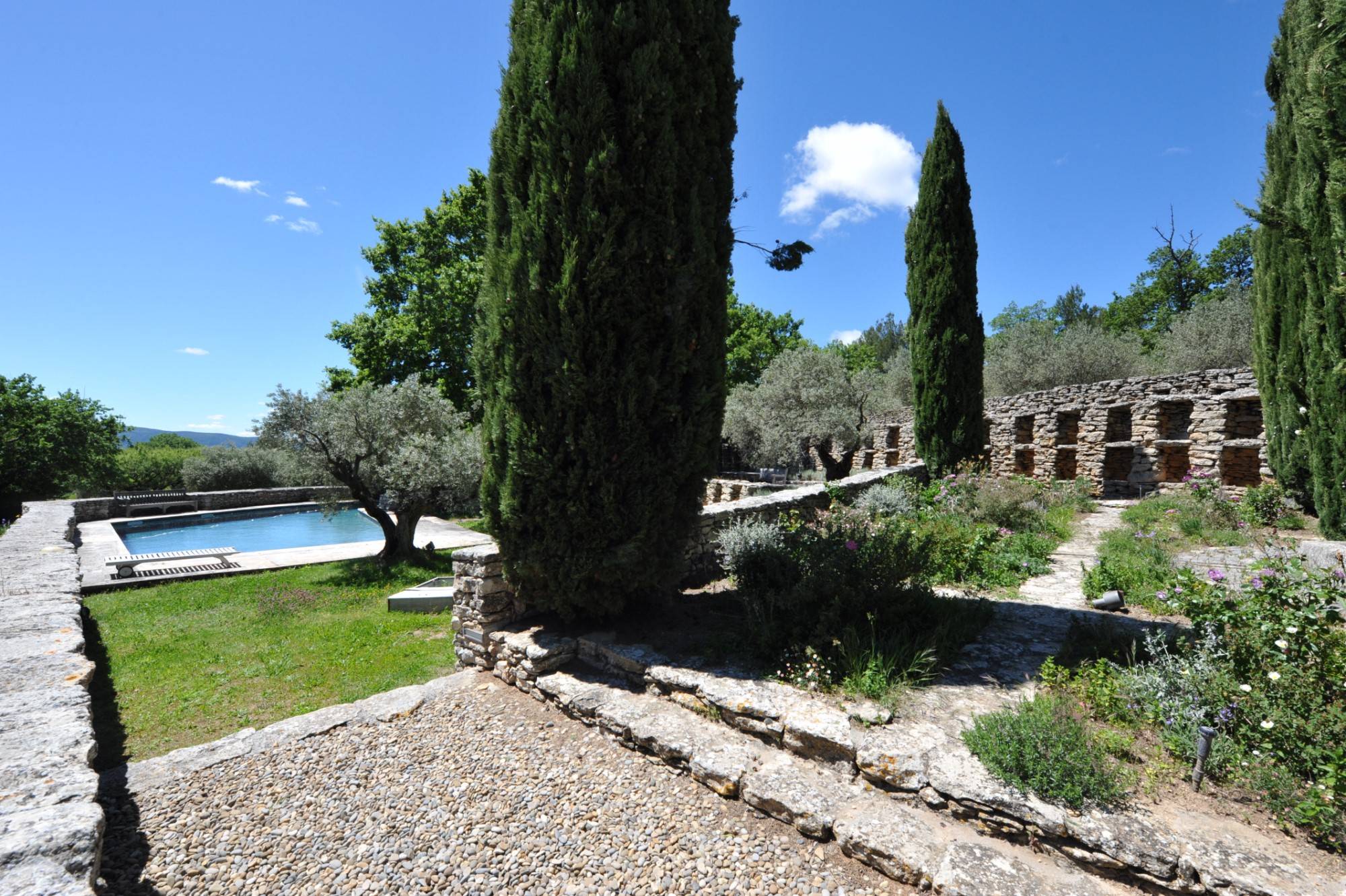 proche de Gordes, unique propriété de caractère sur 25 hectares   