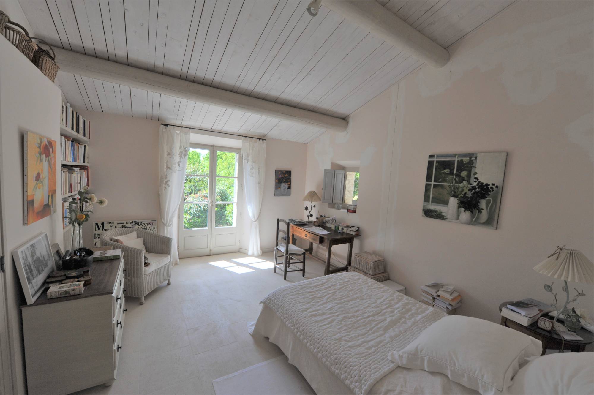 Exclusivité à Gordes - Maison en pierres sur terrain arboré avec piscine   