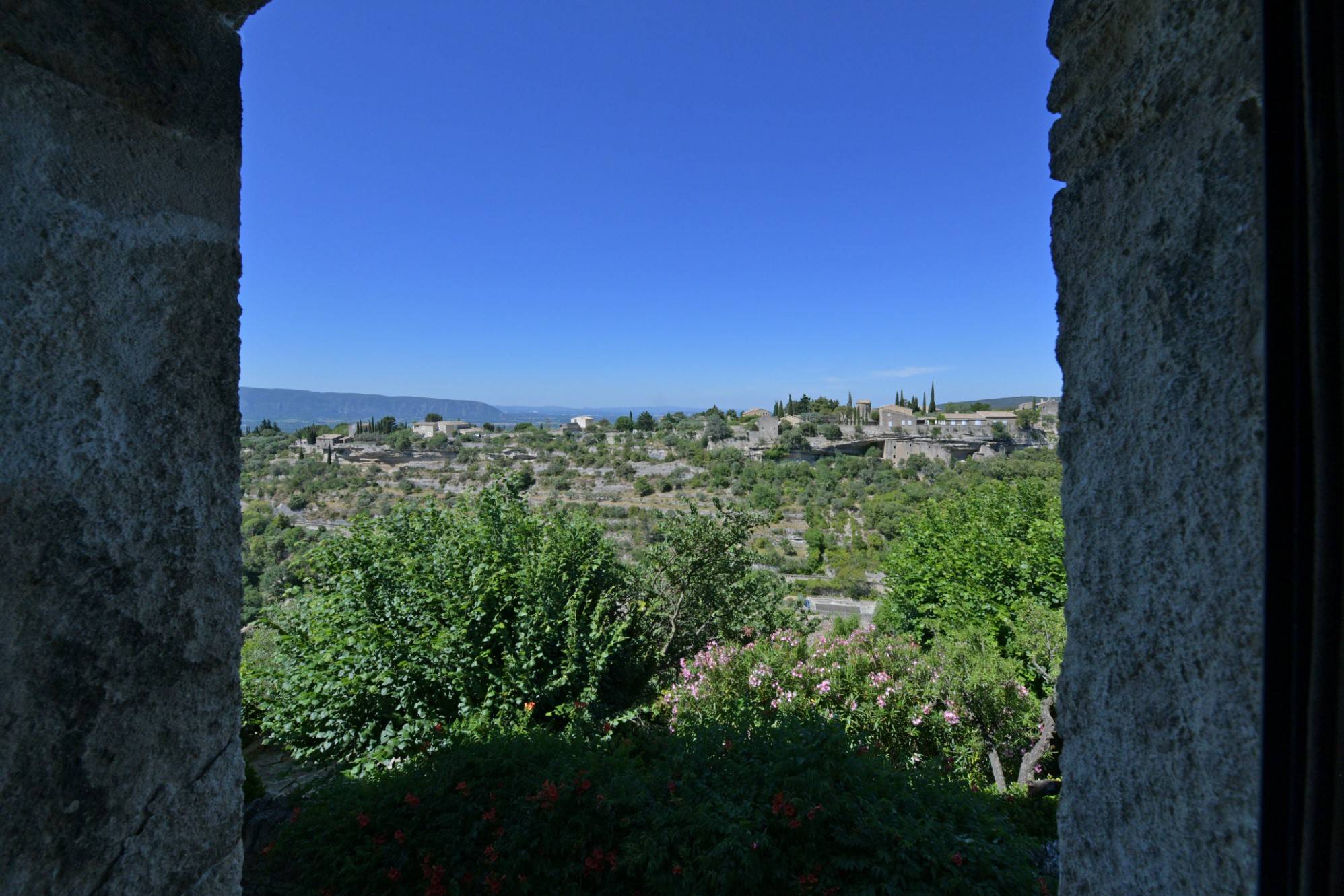 Gordes : superbe maison de village du XVIIème siècle, entièrement rénovée  