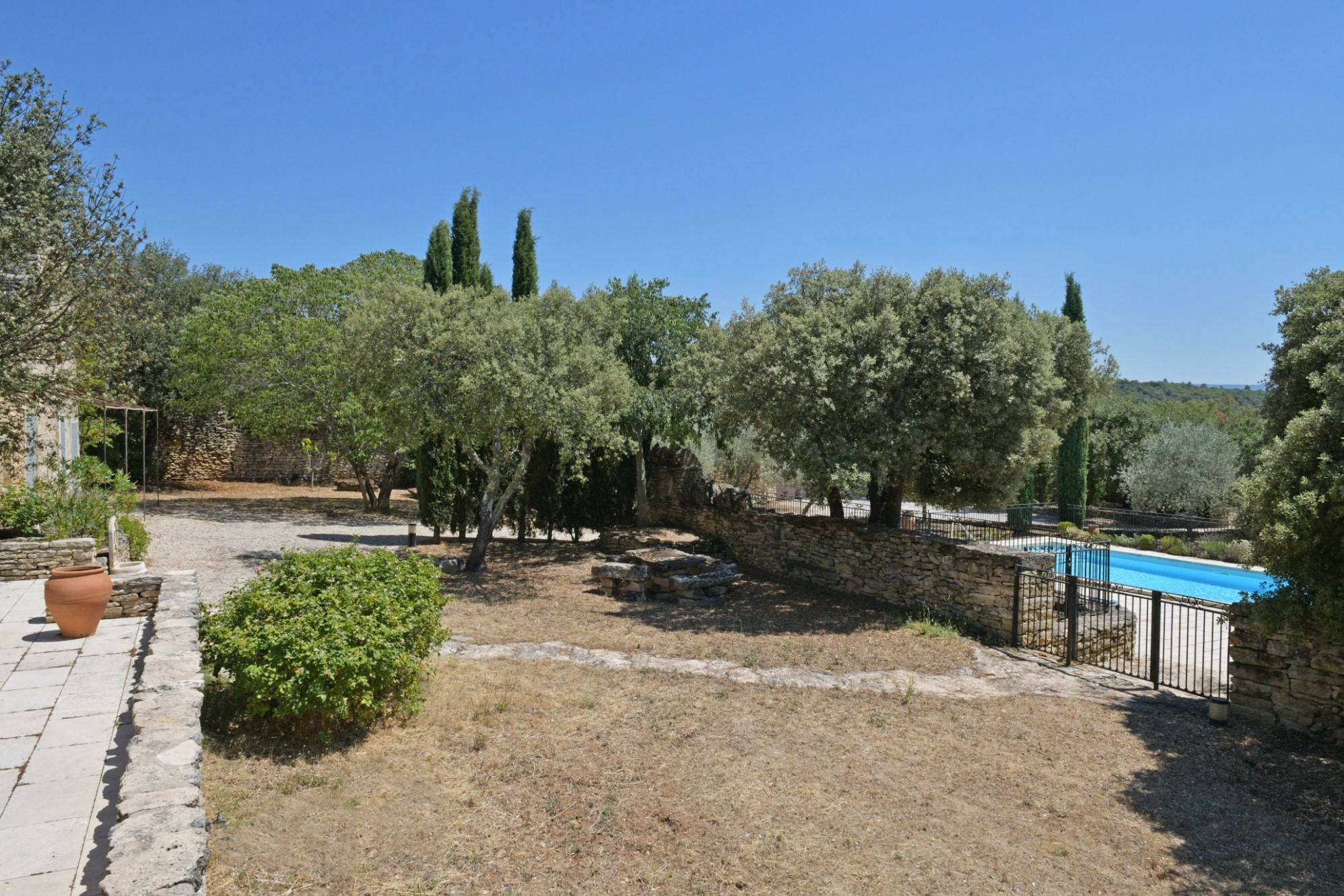 Gordes, ferme rénovée avec piscine sur terrain d'un hectare   