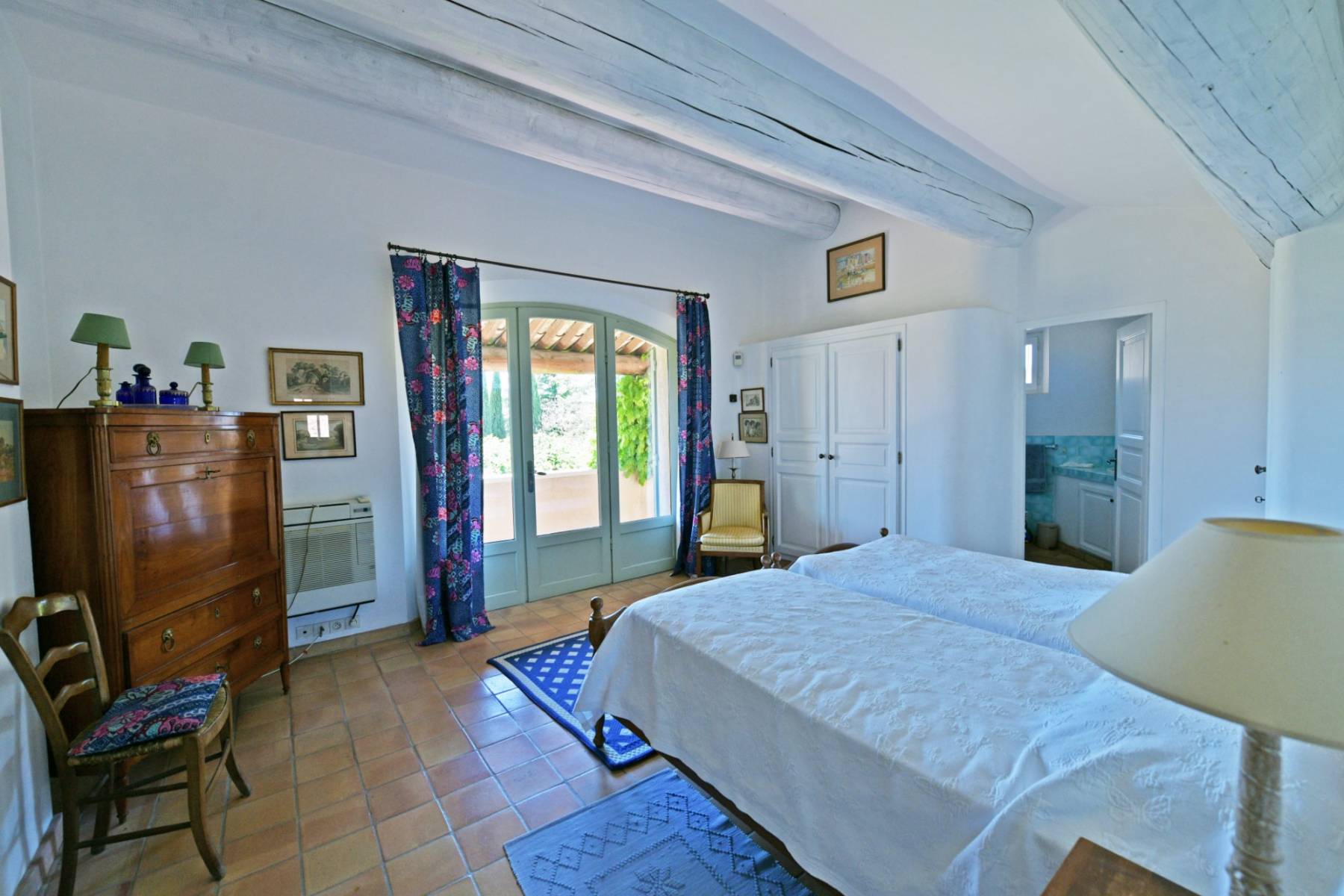 Cabrières d'Avignon : propriété de village avec dépendances et piscine.   