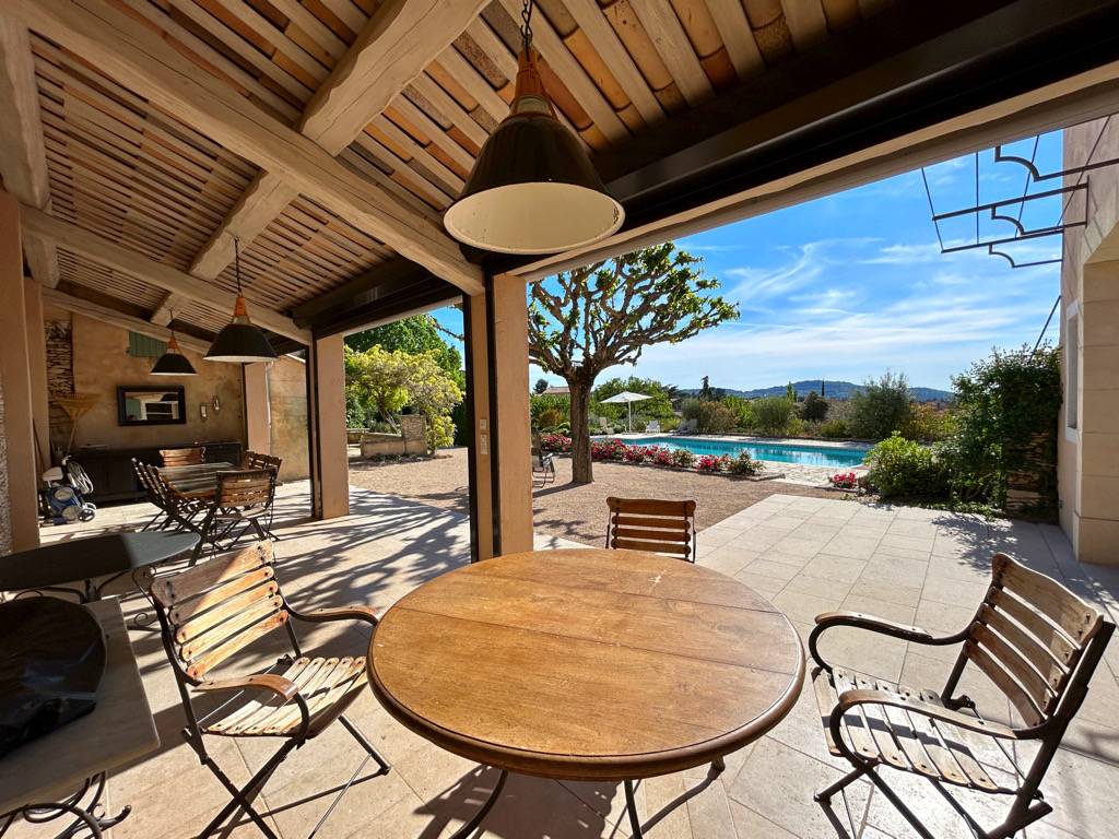 PROPRIETE EN POSITION DOMINANTE DE 290 m² AVEC JARDIN ET PISCINE    