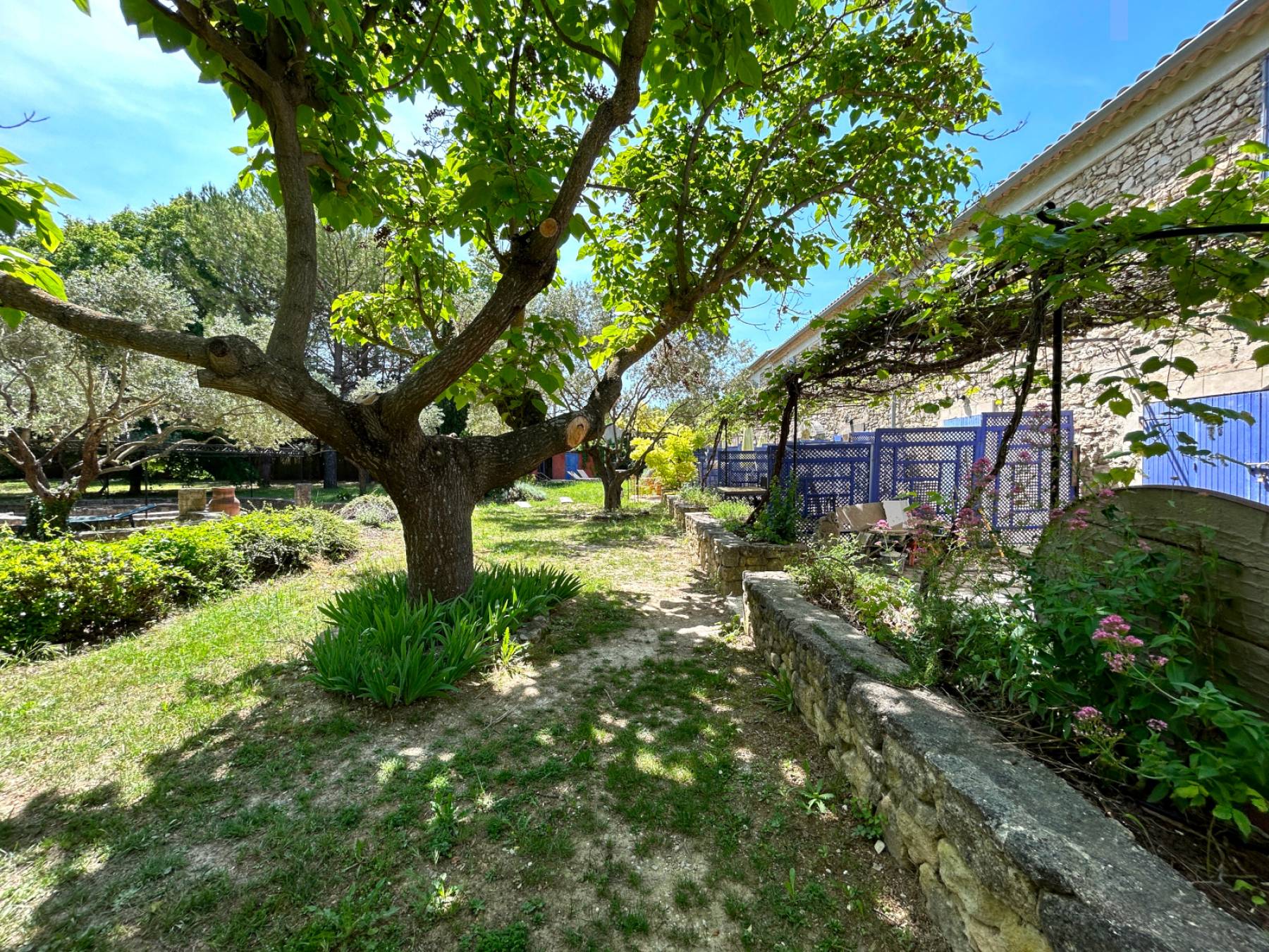 Appartement T2 avec terrasse, parc et piscine   