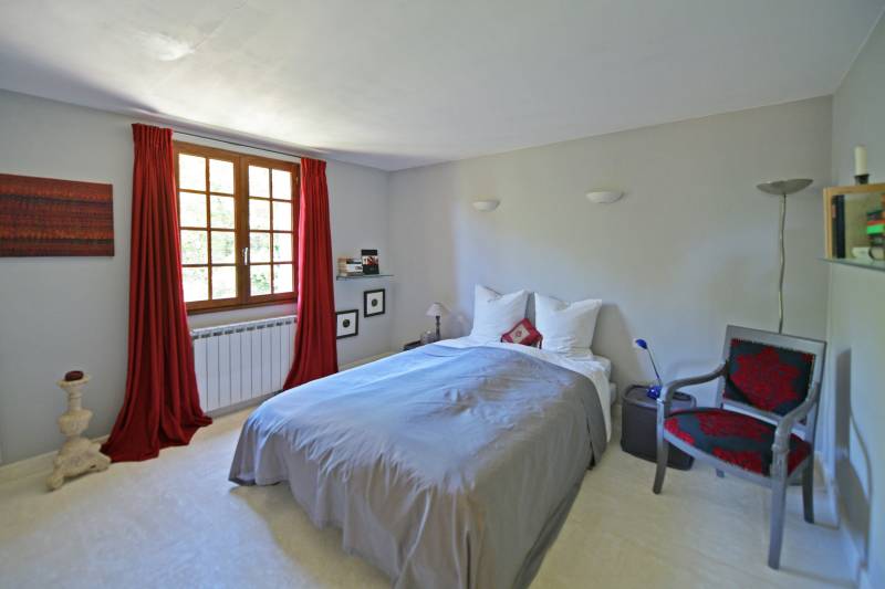 Murs: maison en pierres avec piscine et jardin paysagé dans la campagne, à quelques km de Gordes.