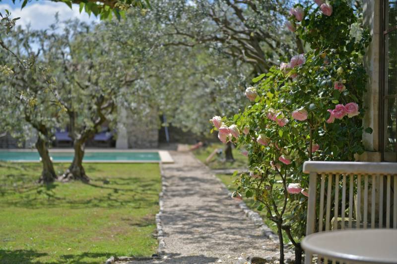 A Gordes, élégante propriété de charme avec maison principale, annexes et tour du 18e à deux pas du village.