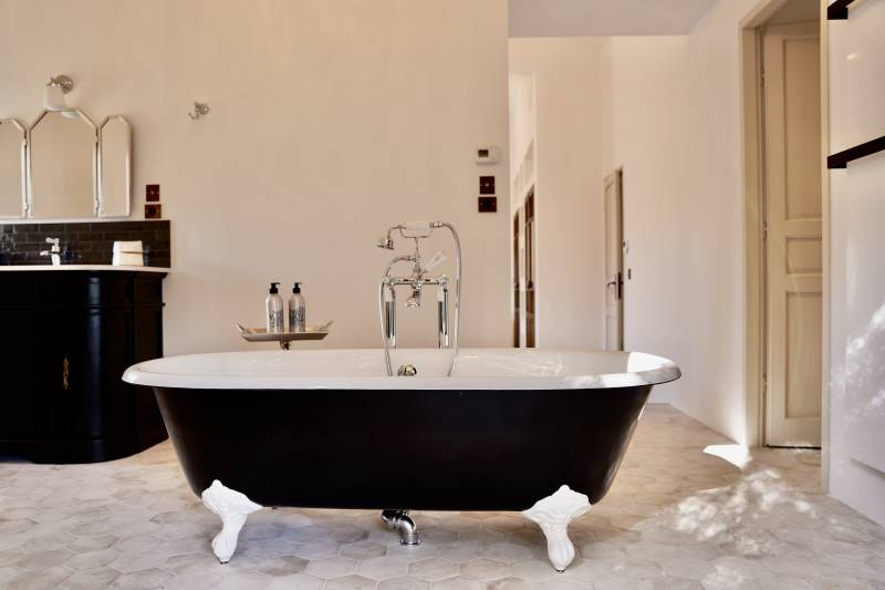 Proche d’Oppède, superbe bastide rénovée sur 1 hectare avec piscine, bénéficiant d'une magnifique vue sur le Luberon.