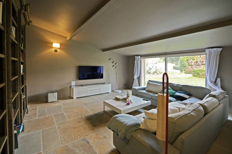 Belle propriété familiale composée d’un mas de charme rénové, avec piscine et dépendances, idéalement située au pied du Luberon.