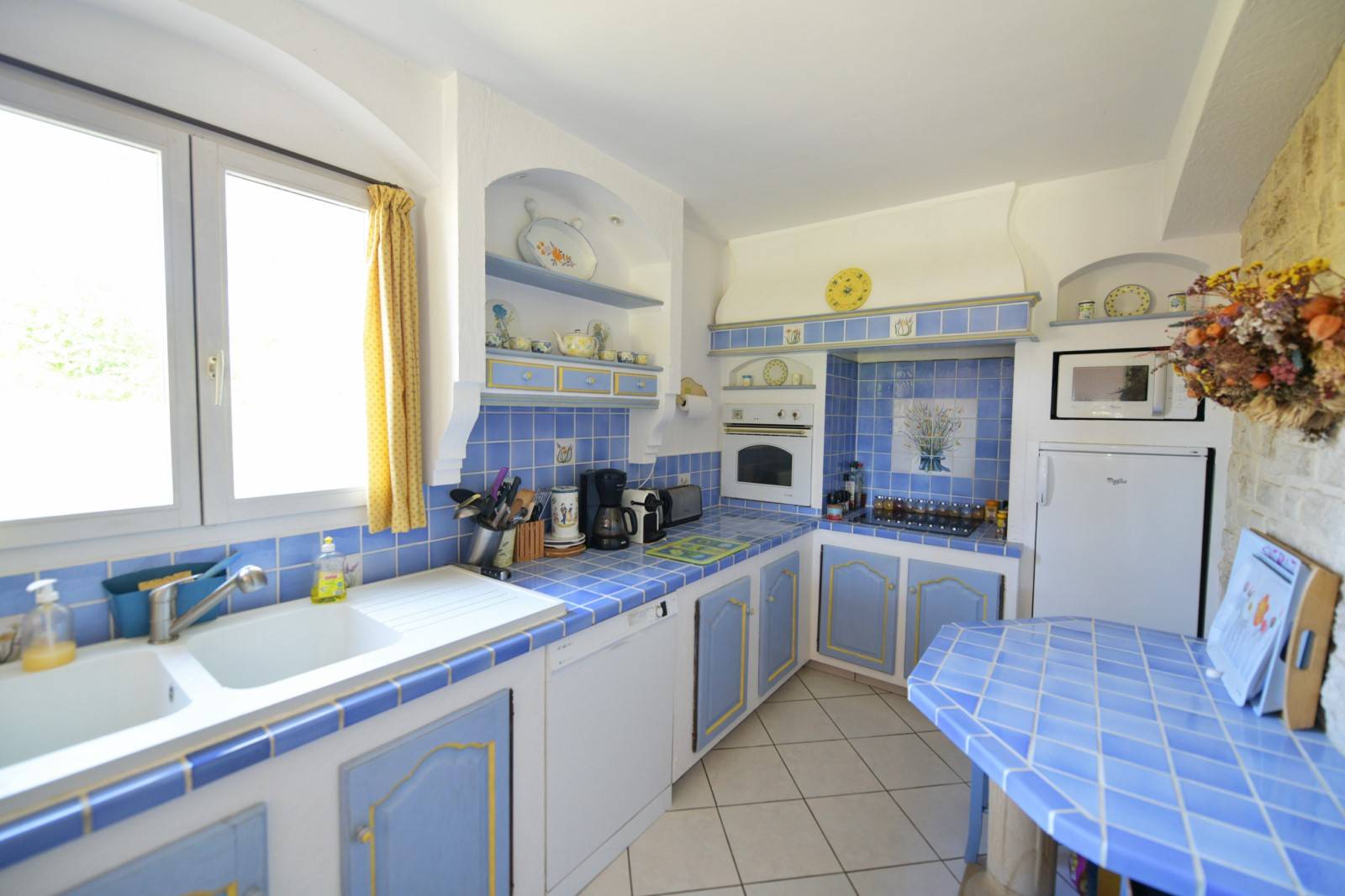 En vente à l'Isle-sur-la-Sorgue, proche du centre-ville, villa de 4 chambres avec dépendance et piscine sur terrain paysagé.